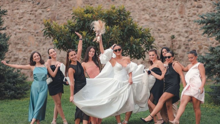 Mariée avec demoiselles d'honneur lors d'un mariage élégant