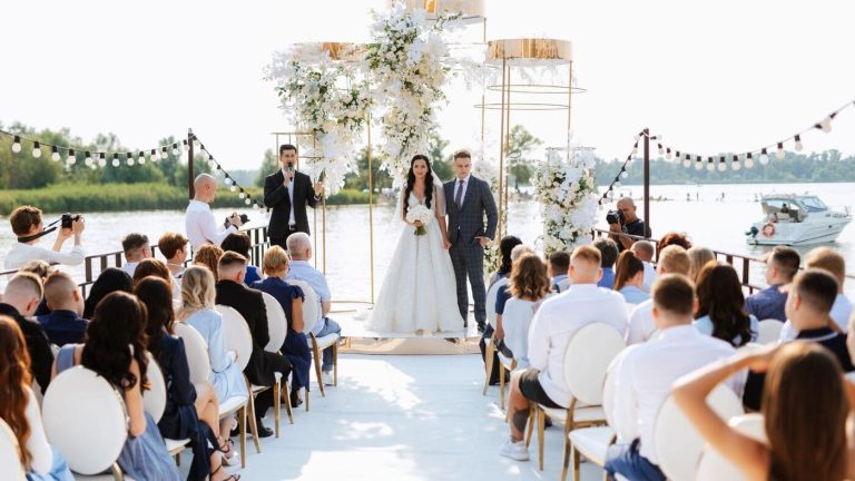 Cérémonie laïque en extérieur avec les mariés et invités