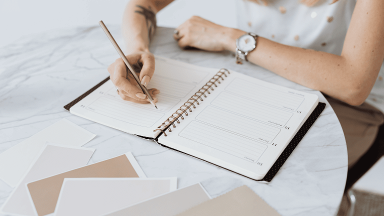 Wedding planner mettant à jour son planning