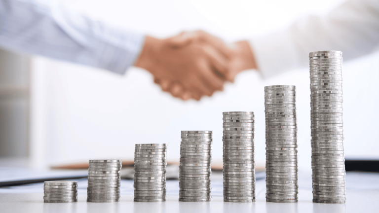 Piles de pièces de monnaie de tailles croissantes symbolisant le financement et l'évolution d'un investissement.